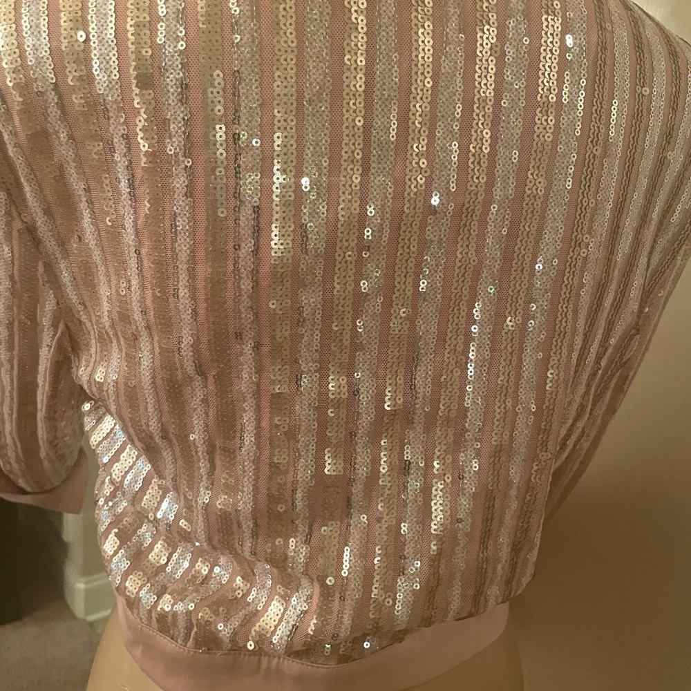 Beautiful sequence top - Picture 4 of 6